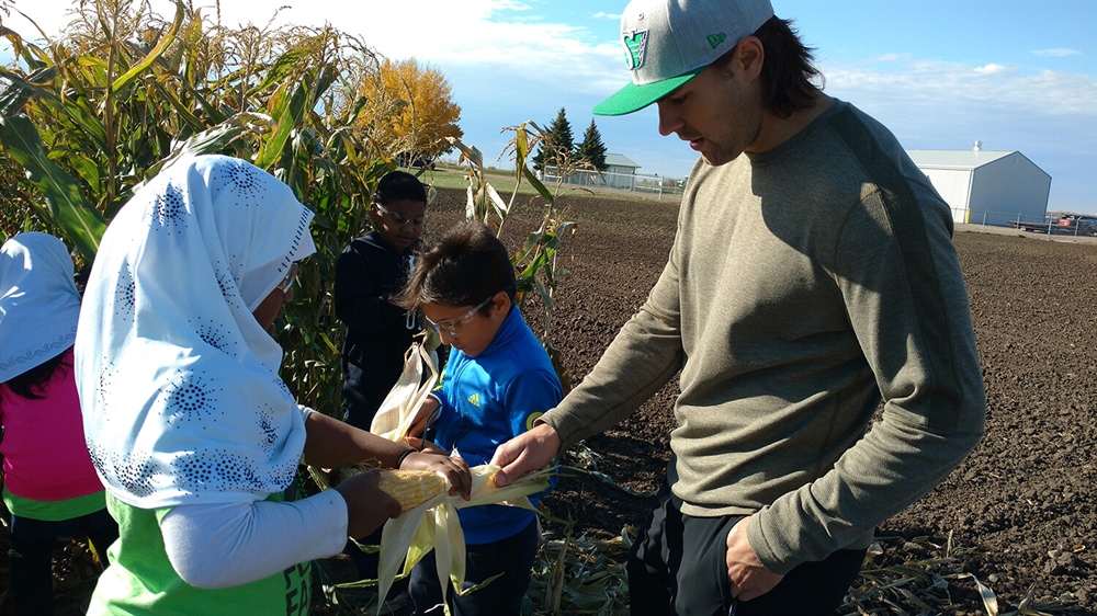 Roughriders Help Students at Food Farm